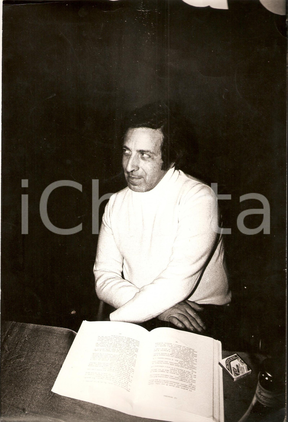 Fotografia d epoca originale 1980 ca MUSICA Roberto DE SIMONE legge un libro Ritratto Fotografia 1