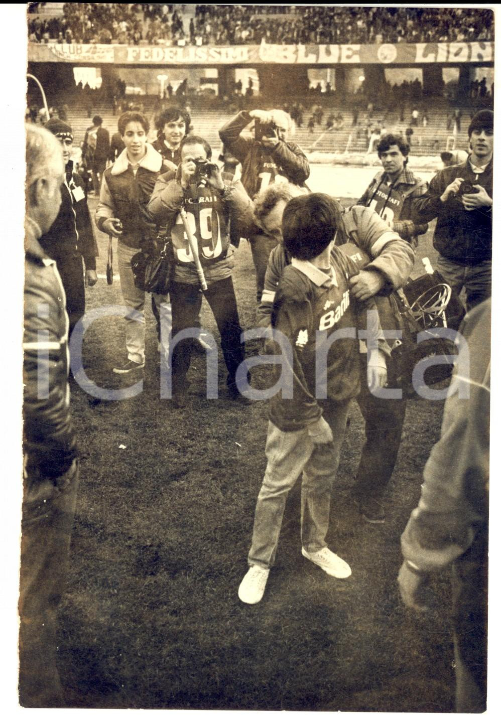 Fotografia d epoca originale 1970 ca CALCIO NAPOLIROMA Giovani tifosi e fotografi in campo Foto 12x18 1