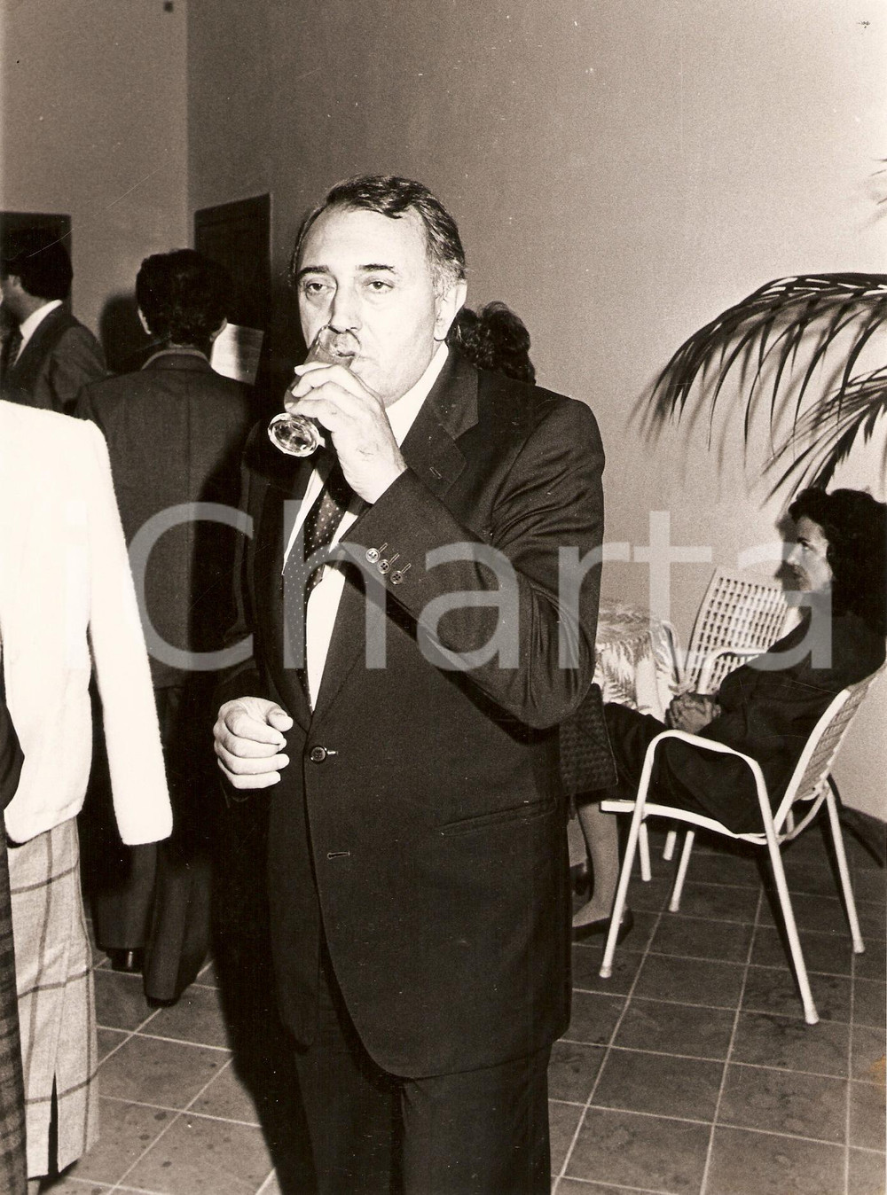 Fotografia d epoca originale 1980 circa CALCIO NAPOLI Corrado FERLAINO beve spumante a un festa Fotografia 1