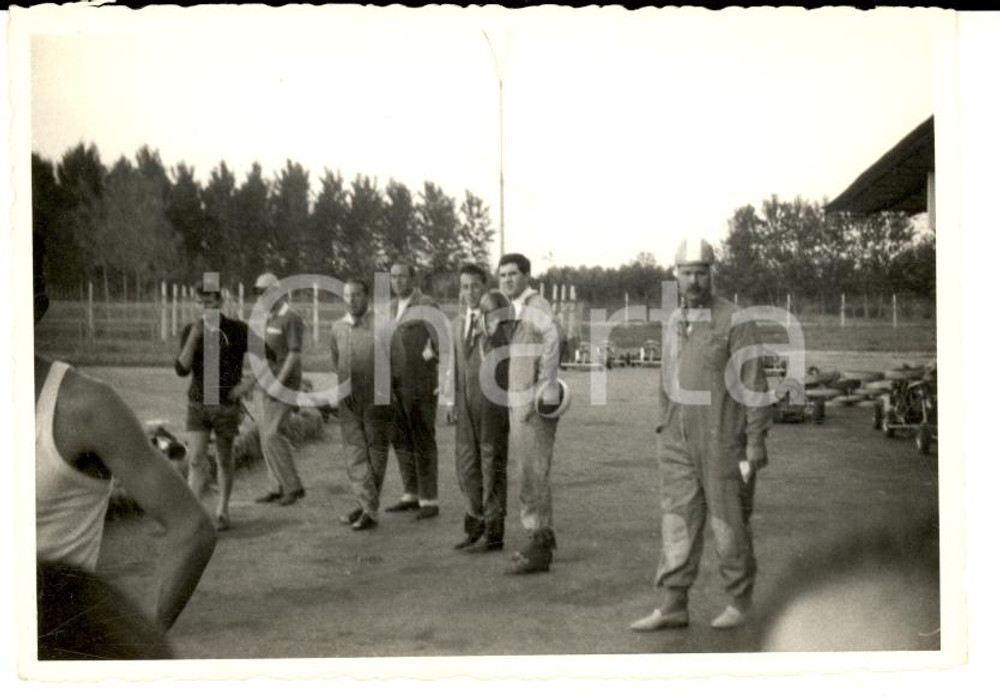 Fotografia d epoca originale 1963 VENEZIA MARGHERA Gara di go kart Preparazione concorrenti Foto 10 x 7 1