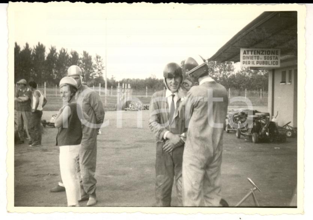 Fotografia d epoca originale 1963 VENEZIA MARGHERA Gara di go kart  Preparazione concorrenti Foto 10x7 cm 1