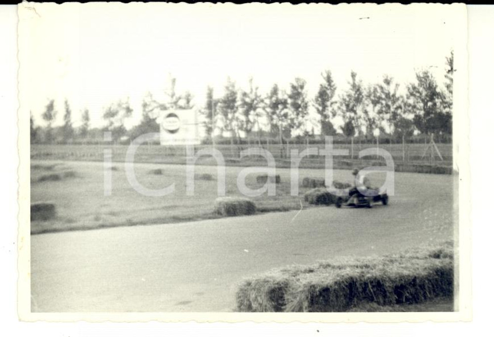 Fotografia d epoca originale 1963 VENEZIA MARGHERA Gara di go kart  Concorrente in pista Foto 10 x 7 cm 1