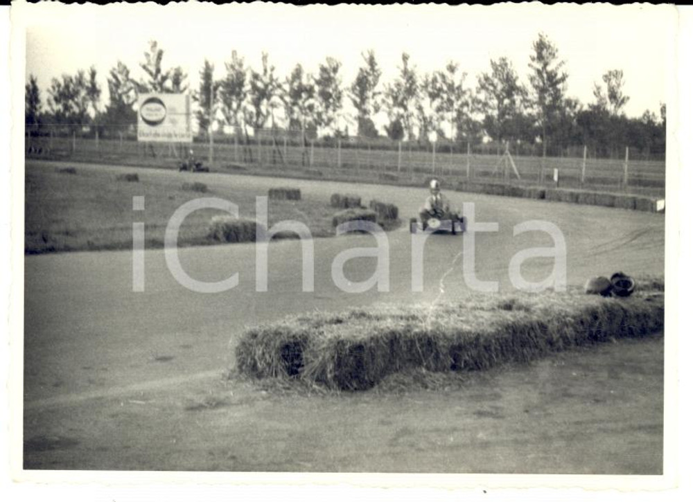 Fotografia d epoca originale 1963 VENEZIA MARGHERA Gara di go kart  Concorrente in pista Foto 10 x 7 1