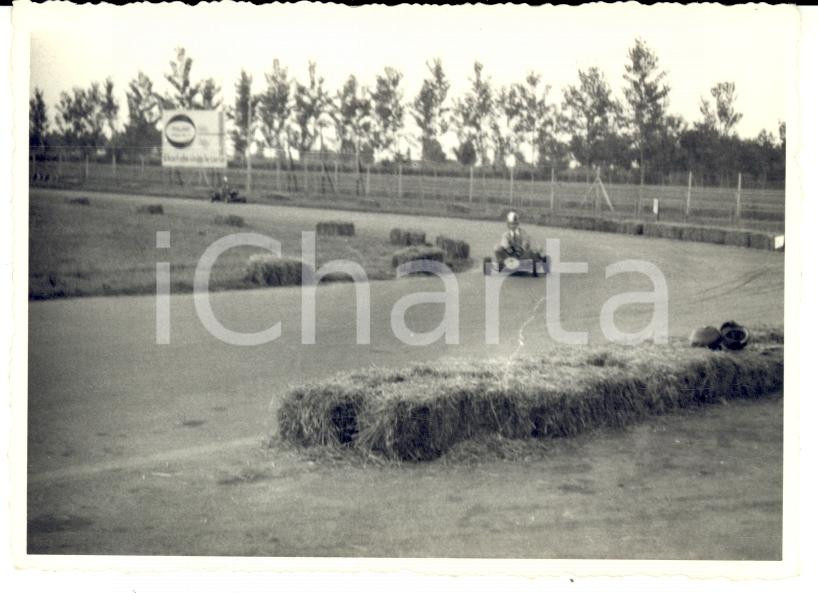 Fotografia d epoca originale 1963 VENEZIA MARGHERA Gara di go kart  Concorrente in pista Foto 10 x 7 1