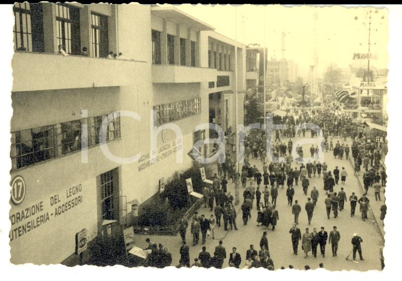 Fotografia d epoca originale 1950 ca MILANO Fiera Campionaria  Padiglioni MOTTA e lavorazione legno Foto 1