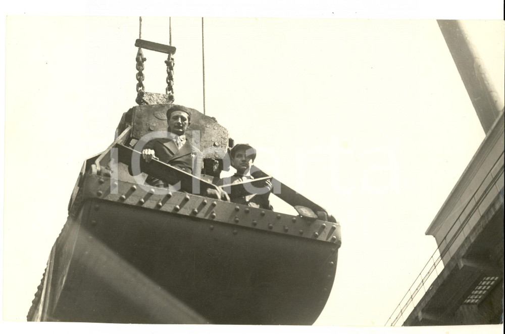 Fotografia d epoca originale 1960 ca CINEMA FRANCE Attori in una scena con escavatrice Fotografia 26x17 cm 1