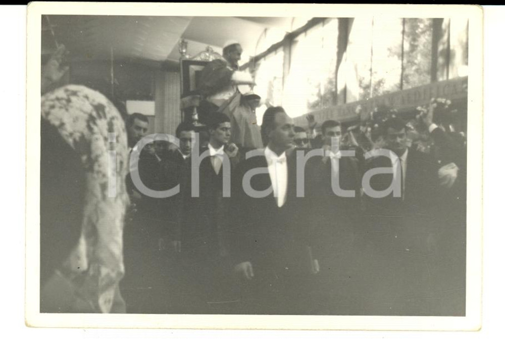 Fotografia d epoca originale 1970 ca Papa PAOLO VI benedice i fedeli dalla sedia gestatoria Foto 7 x 10 1