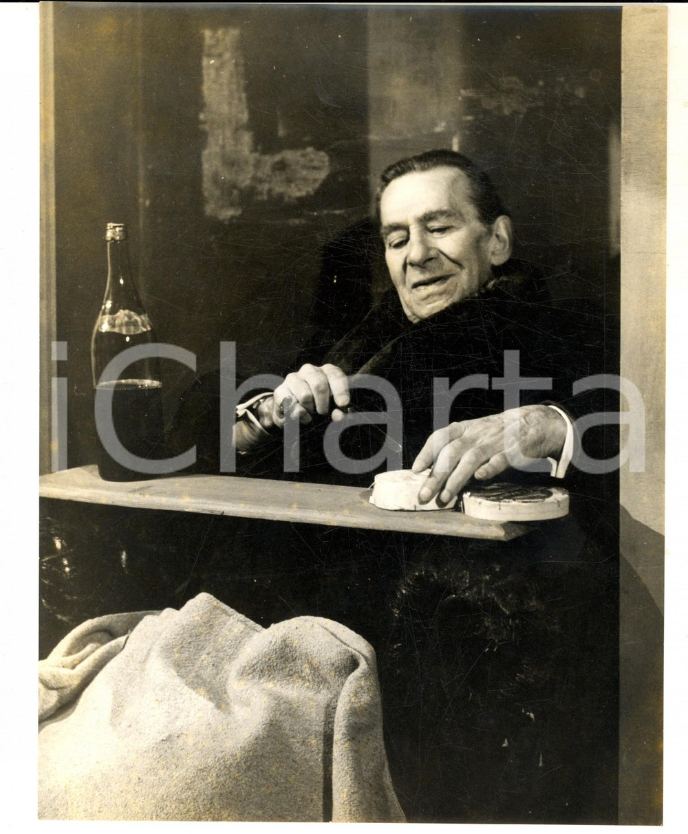 Fotografia d epoca originale 1960 ca CINEMA FRANCE Acteur prend son dÃ®ner de fromage et vin Photo 18x23 1