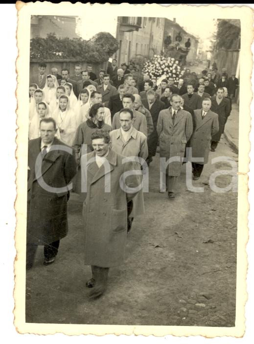 Fotografia d epoca originale 1930 ca ALESSANDRIA ? Funerale con corteo FIGLIE DI MARIA Fotografia 7 x 9 cm 1