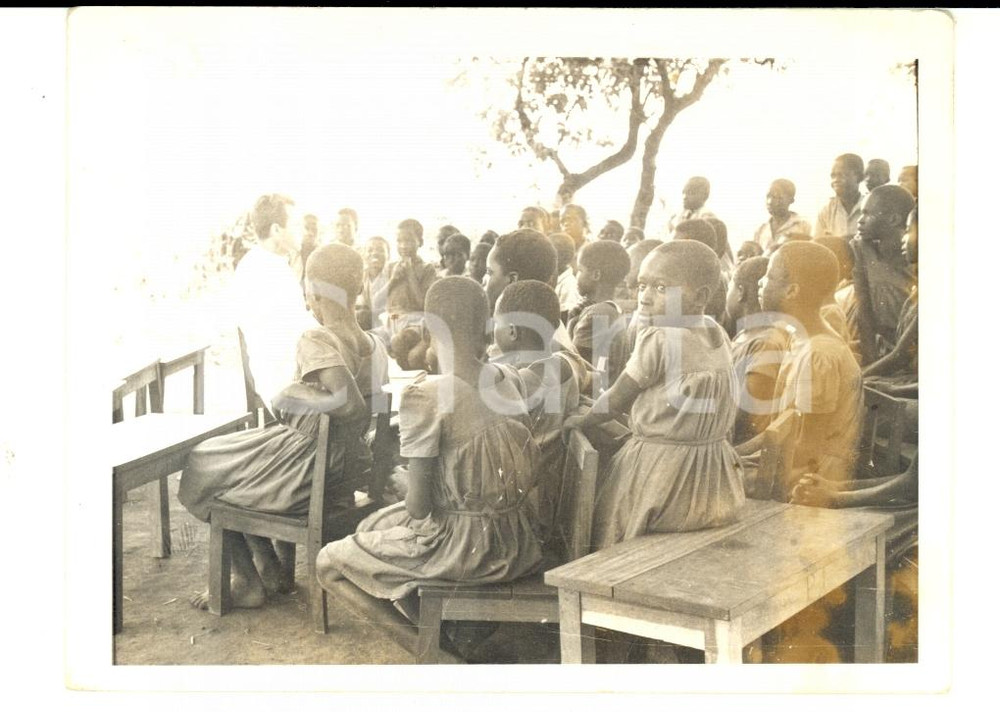 Fotografia d epoca originale 1940 ca AFRICA Missionario cerca di insegnare il catechismo ai bambini 6,5x5 cm 1
