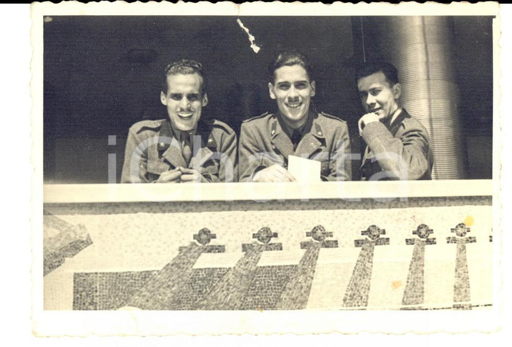 Fotografia d epoca originale 1941 WW2 ALESSANDRIA Aldo MARTINELLI e commilitoni al balcone Foto 12 x 9 cm 1