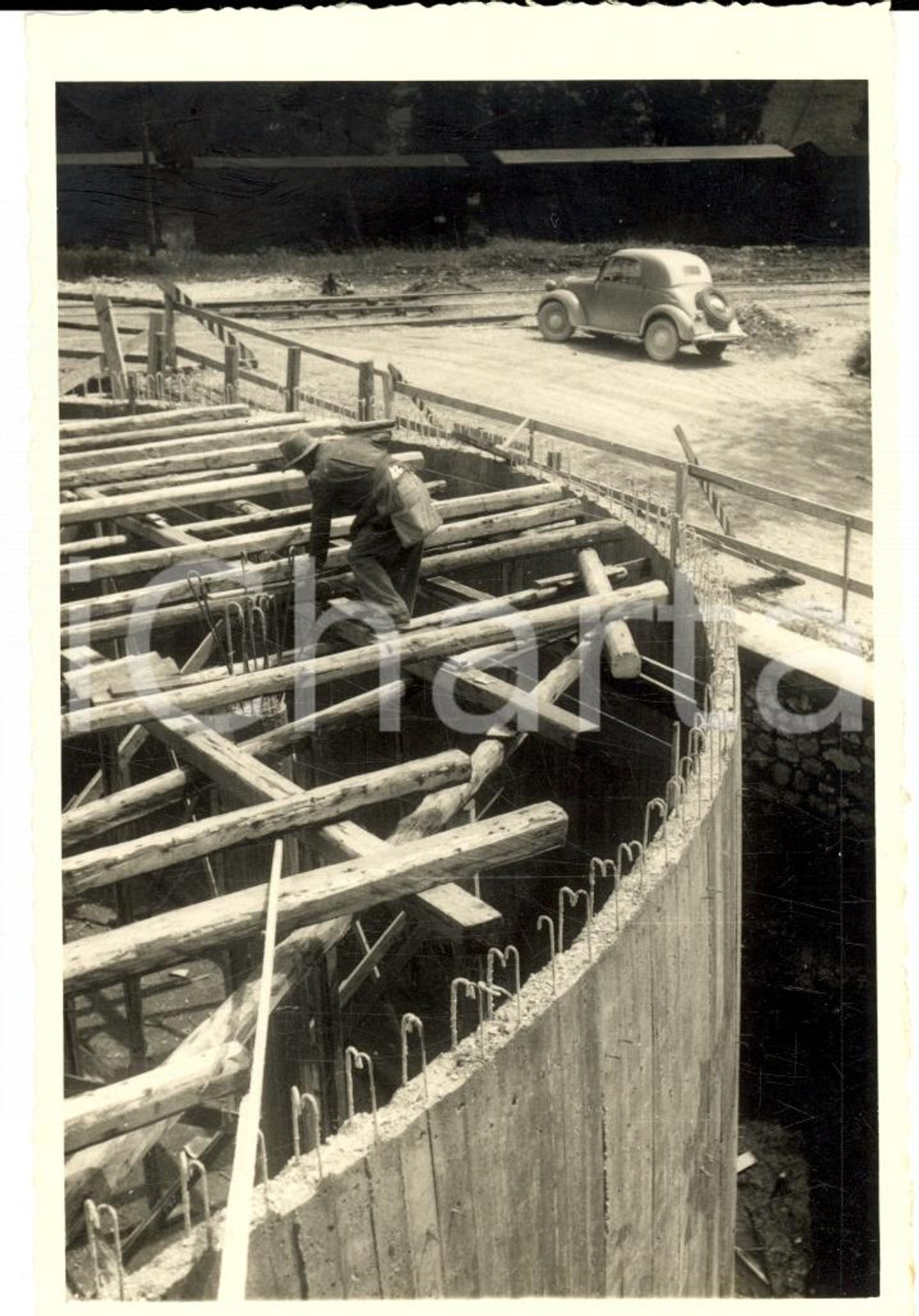 Fotografia d epoca originale 1951 SPOLETO PG Cementerie TERNI Operaio al serbatoio della nafta Foto 9 x 13 1