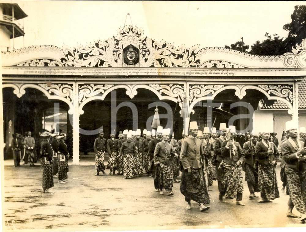 Fotografia d epoca originale 1930 ca GIACARTA Indonesiani sfilano in abito tradizionale al CONSOLATO ITALIANO 1