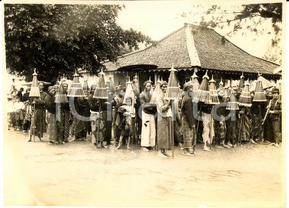 Fotografia d epoca originale 1930 BATAVIA Indonesiani in abito tradizionale e ombrellini CONSOLATO ITALIANO 1