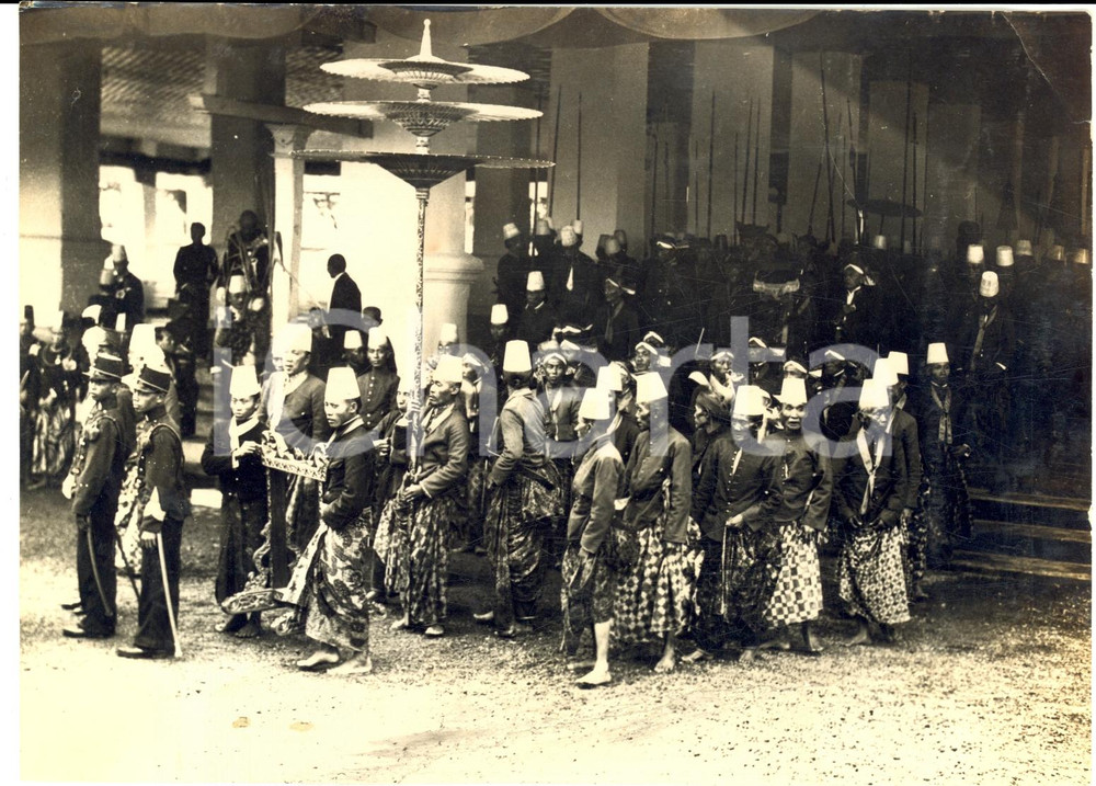 Fotografia d epoca originale 1930 ca BATAVIA GIACARTA Indonesiani in abito tradizionale al Consolato Italiano 1