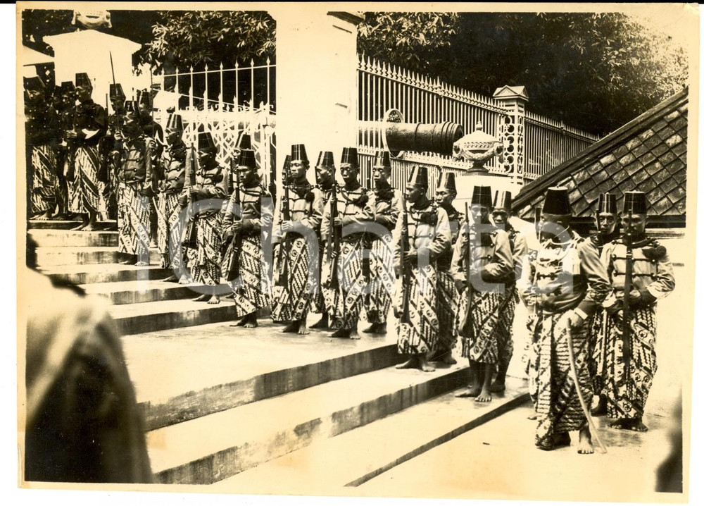Fotografia d epoca originale 1930 ca BATAVIA GIACARTA Guardia militare indonesiana Consolato Italiano Foto 1