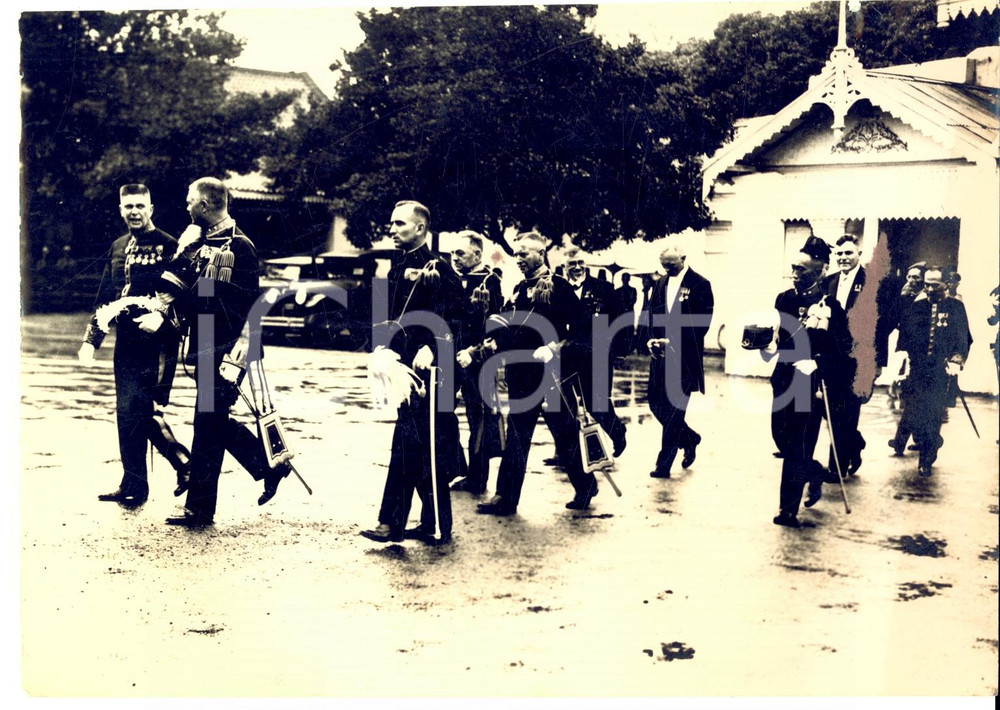 Fotografia d epoca originale 1930 ca BATAVIA GIACARTA Dignitari escono dal Consolato Italiano Foto 1