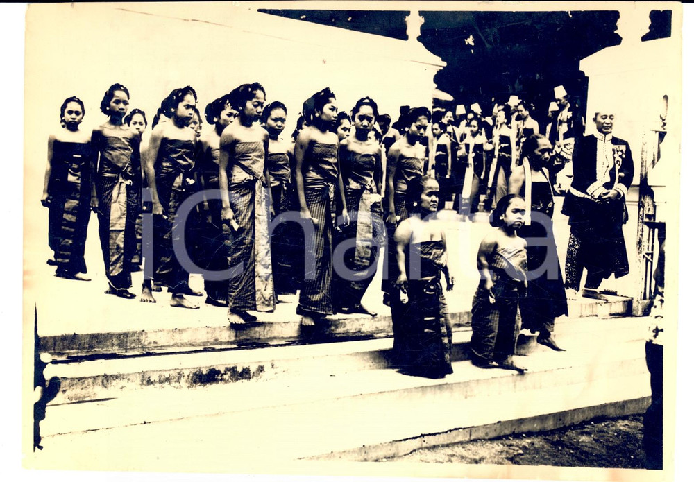 Fotografia d epoca originale 1930 ca BATAVIA GIACARTA Donne e nane sulle scale del Consolato Italiano Foto 1