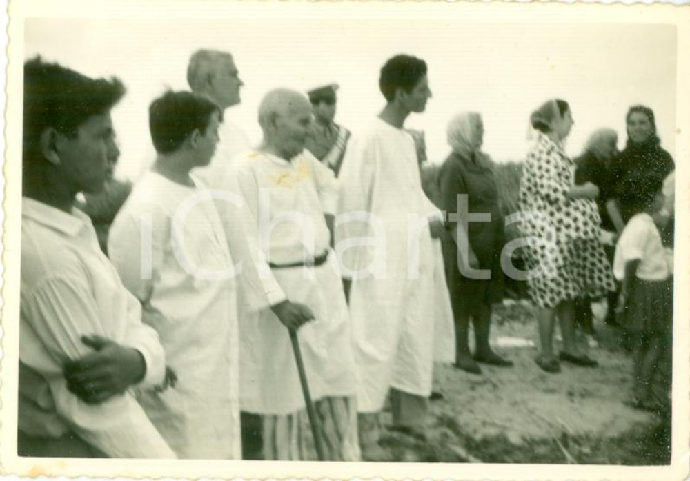 Fotografia d epoca originale 1964 CHIARAMONTE GULFI RG Confraternita in attesa per rito religioso FOTO 1