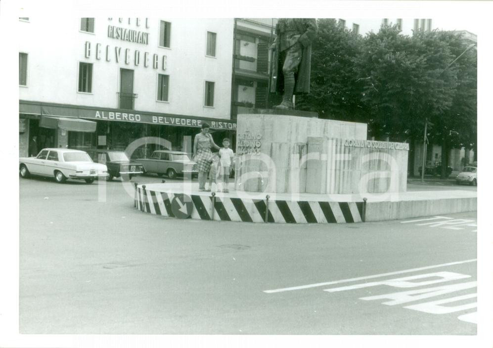 Fotografia d epoca originale 1969 BASSANO DEL GRAPPA VI Monumento a Gaetano GIARDINO Hotel BELVEDERE Foto 1