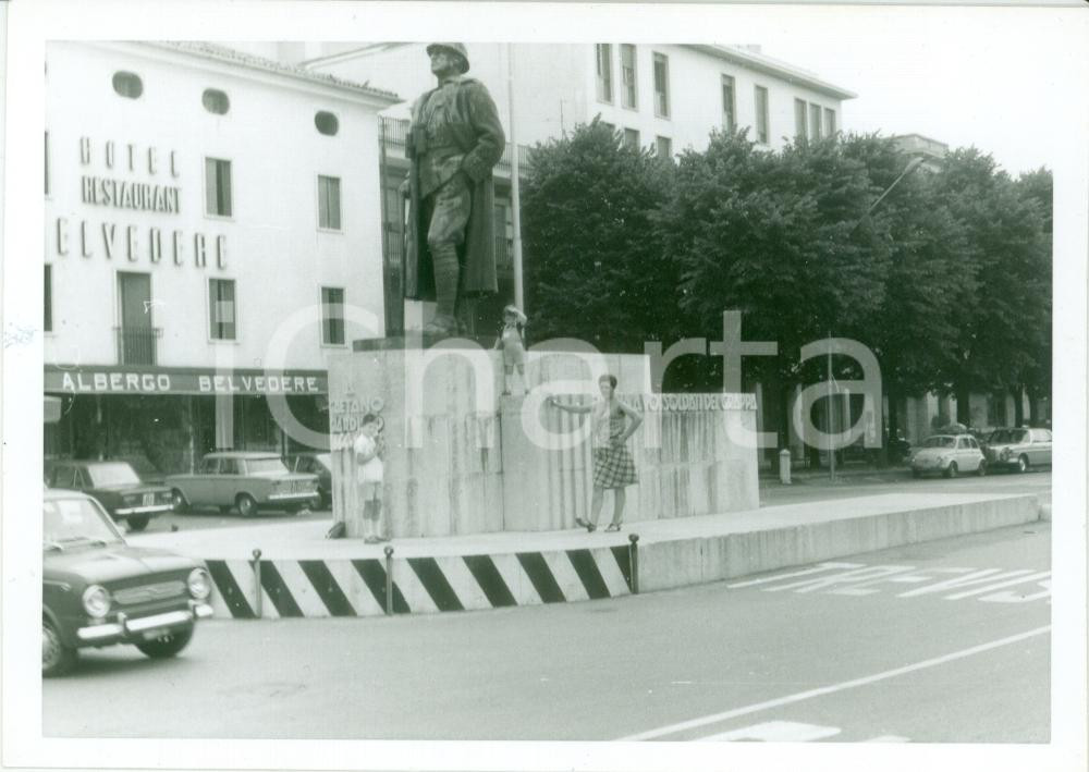 Fotografia d epoca originale 1969 BASSANO DEL GRAPPA VI Monumento a Gaetano GIARDINO madre e figli FOTO 1
