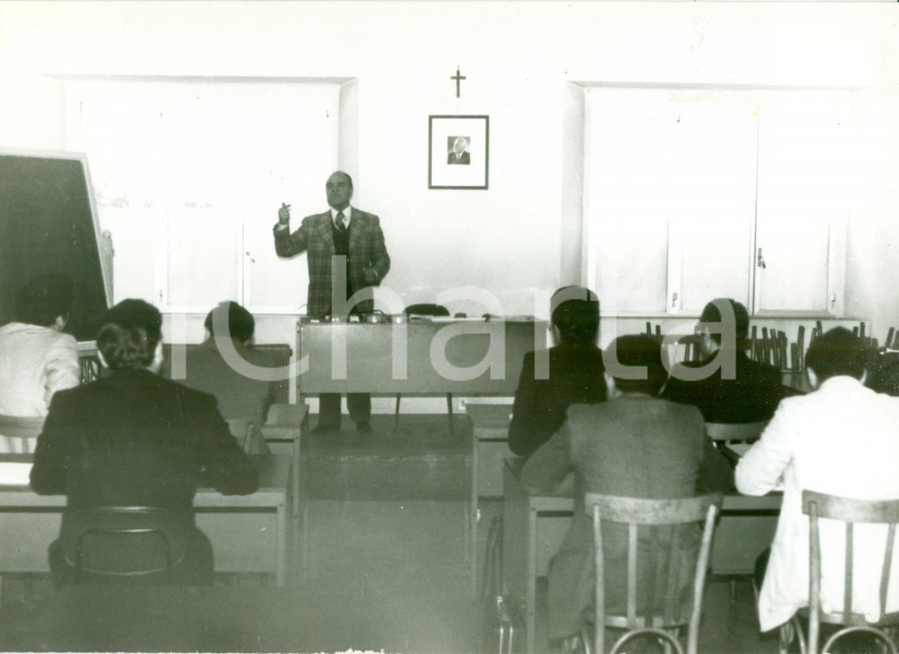 Fotografia d epoca originale 1980 ca LA SPEZIA ? Colonnello Agostino BERTI durante una lezione Fotografia 1