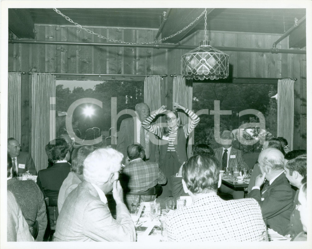 Fotografia d epoca originale 1980 FLORIDA ? USA U.S. NAVY Robert SERGEANT Paula HORVATH giocano al mimo Foto 1