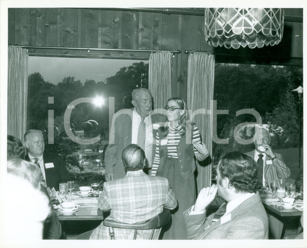 Fotografia d epoca originale 1980 FLORIDA ? USA U.S. NAVY Robert SERGEANT Paula HORVATH colazione ufficiali 1