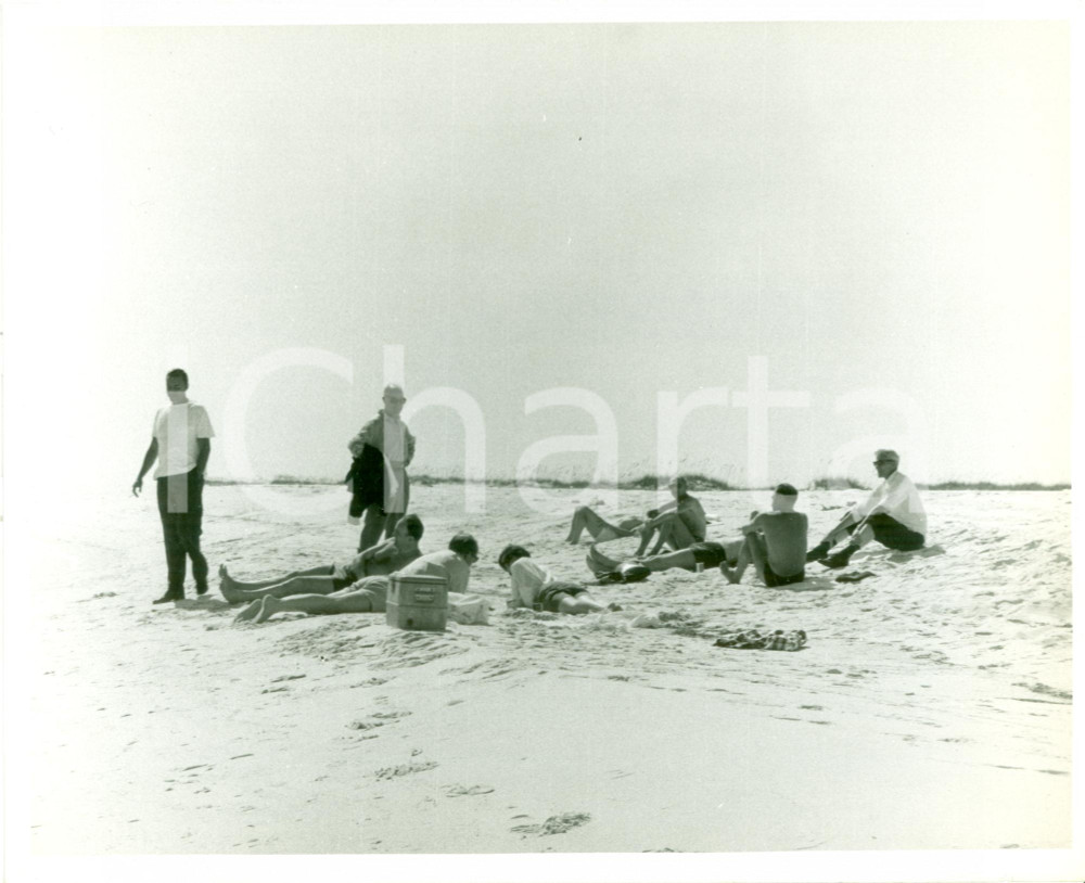 Fotografia d epoca originale 1965 PENSACOLA, FLORIDA U.S. NAVY Ufficiali stranieri a picnic FOTOGRAFIA 1
