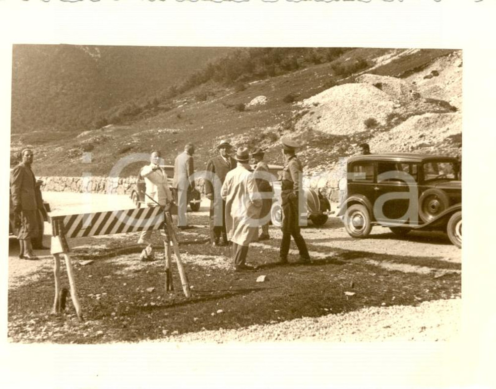 Fotografia d epoca originale 1936 BASSANO DEL GRAPPA Raduno 31Â° Reggimento Artiglieria ufficiali si salutano 1