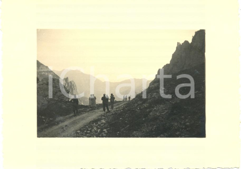 Fotografia d epoca originale 1936 BASSANO DEL GRAPPA Raduno 31 Reggimento Artiglieria Ufficiali passeggiano 1