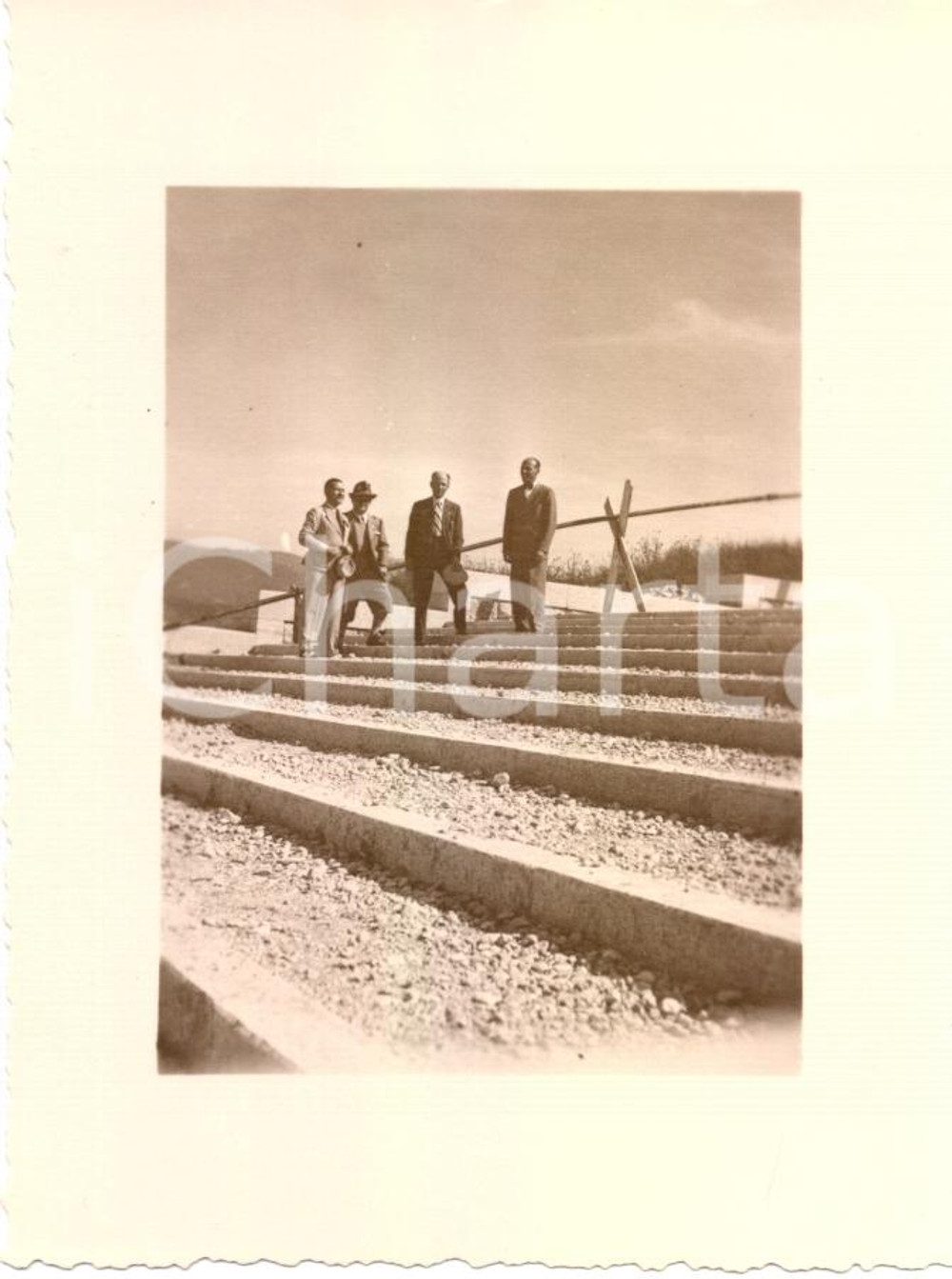 Fotografia d epoca originale 1936 MONTE GRAPPA Raduno 31 Regg.to Artiglieria Ufficiali su scalinata sacrario 1