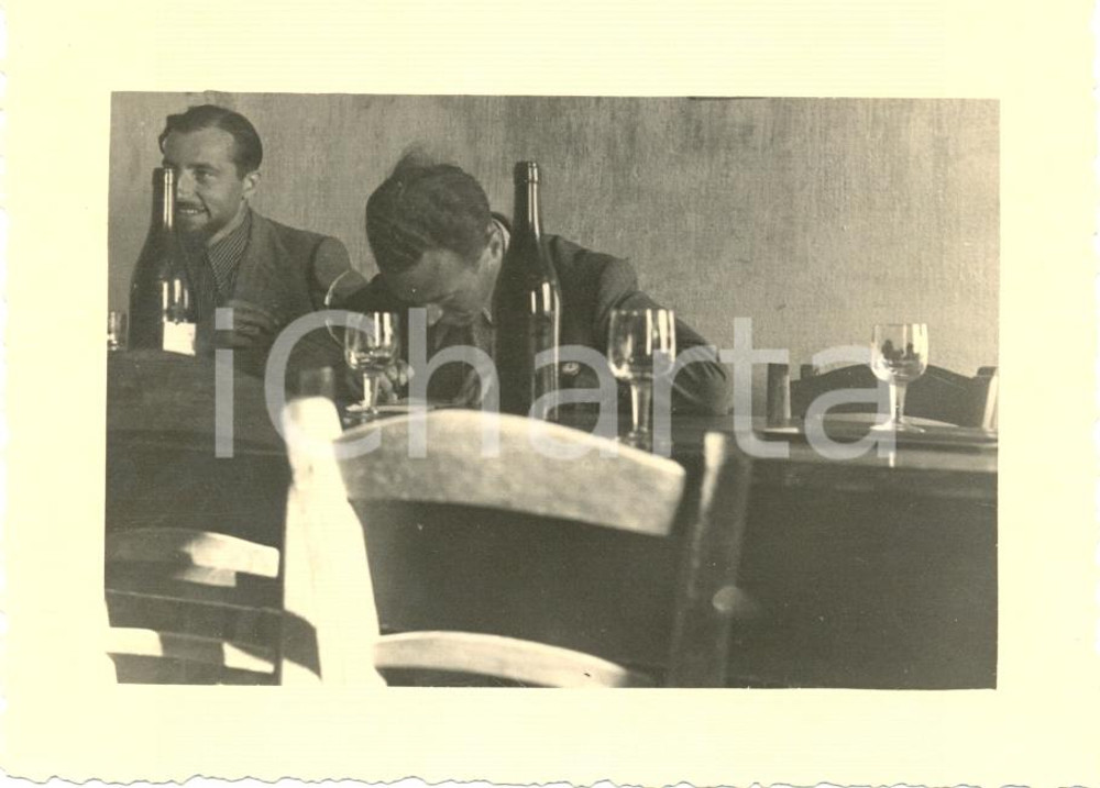 Fotografia d epoca originale 1936 BASSANO DEL GRAPPA Raduno 31° Regg.to Artiglieria Due ufficiali a pranzo 1