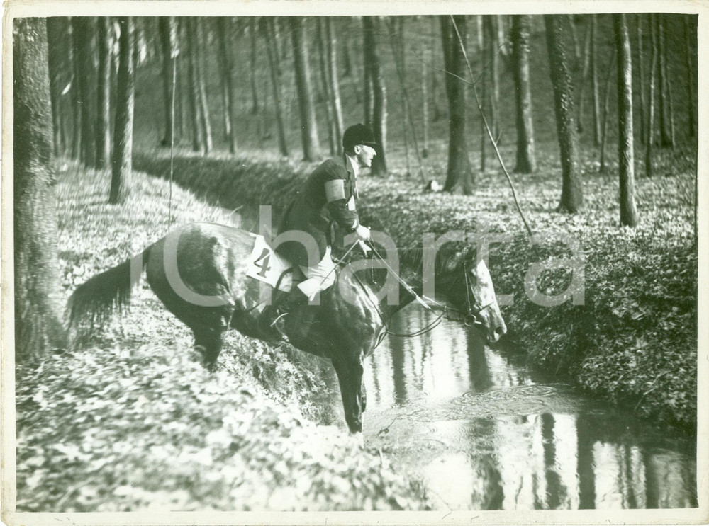 Fotografia d epoca originale 1935 ca MONZA Concorso ippico SESTO CALENDE Concorrenti passano LAMBRO Foto 1