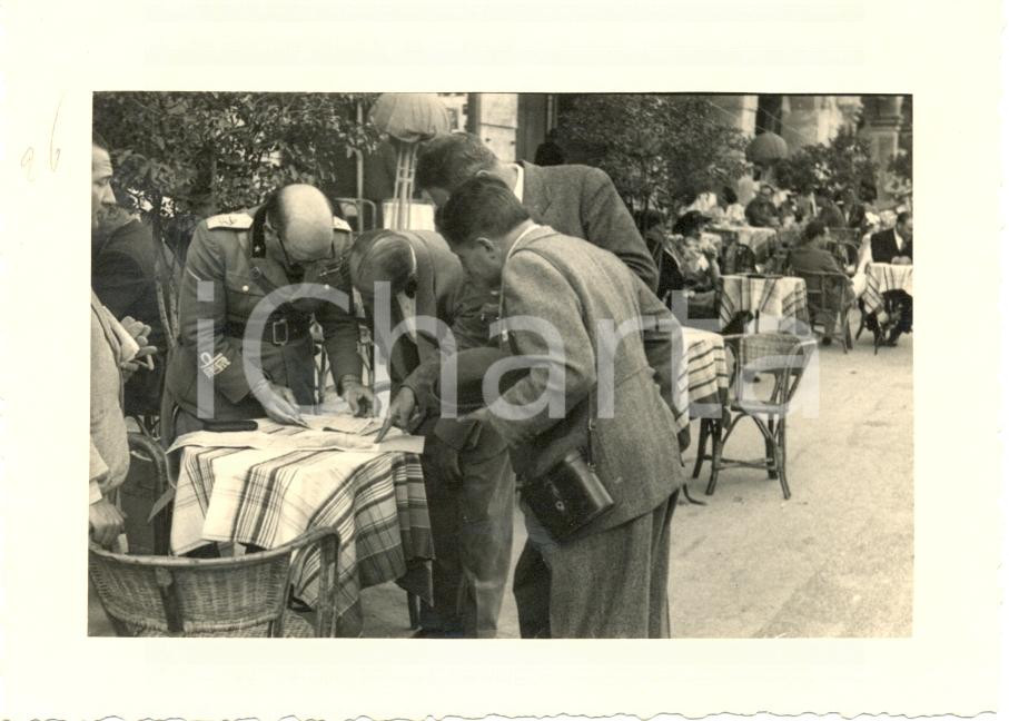 Fotografia d epoca originale 1936 BASSANO GRAPPA Raduno 31 Regg. Artiglieria Ufficiali confrontano appunti 1