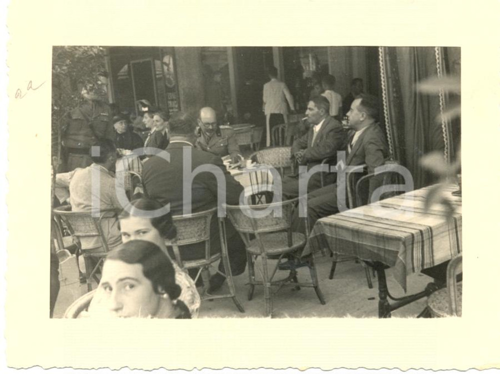 Fotografia d epoca originale 1936 BASSANO GRAPPA Raduno 31Â° Regg.to Artiglieria Ufficiali e fotografi al bar 1