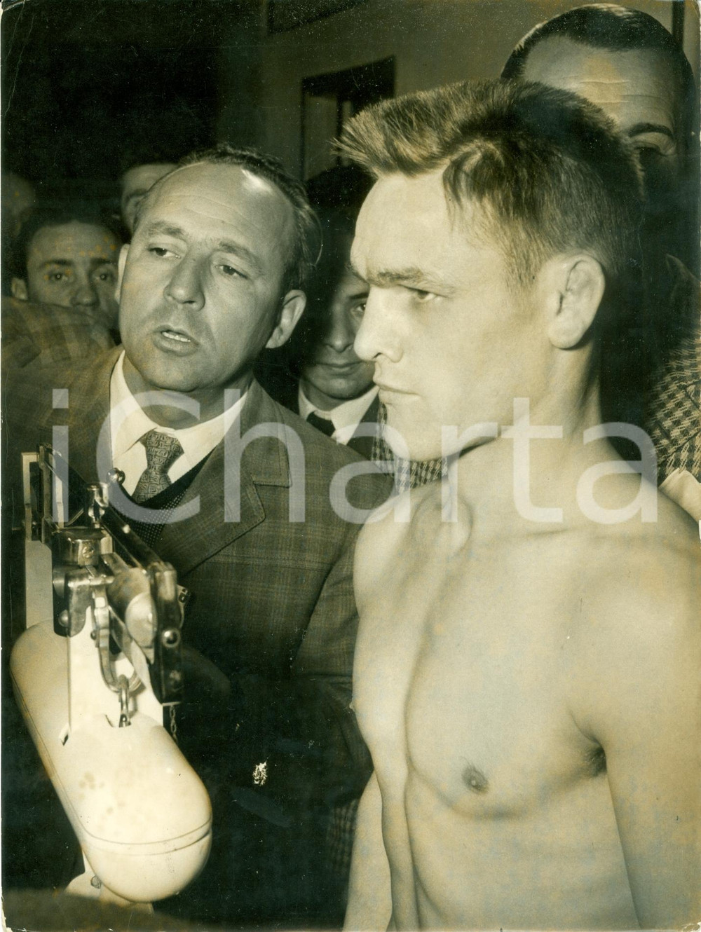 Fotografia d epoca originale 1955 MILANO Boxe Pugile AndrÃ© VALIGNAT prima di match vs Mario D AGATA Foto 1