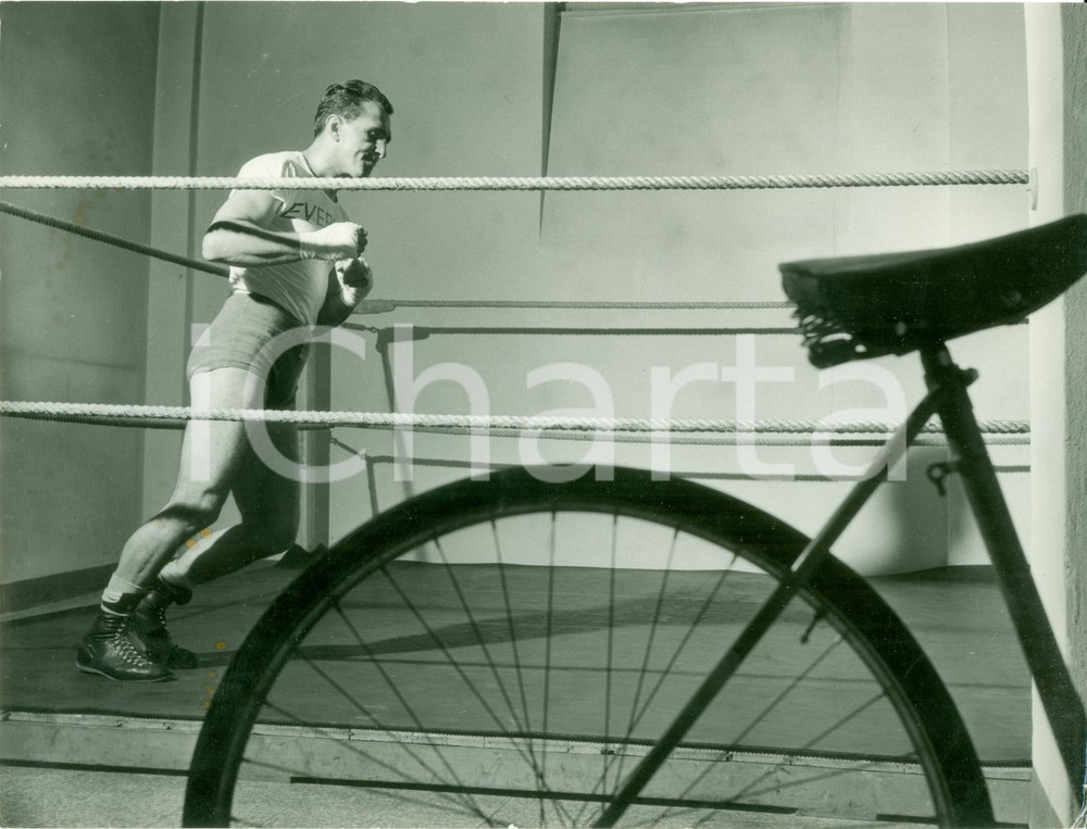 Fotografia d epoca originale 1953 MILANO Boxe Pugile Livio MINELLI si allena sul ring per incontro FOTOGRAFIA 1