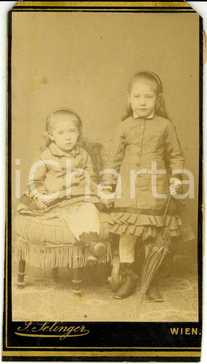 Fotografia d epoca originale 1900 ca WIEN A Ritratto di sorelle con l ombrellino Foto J. SELINGER 1