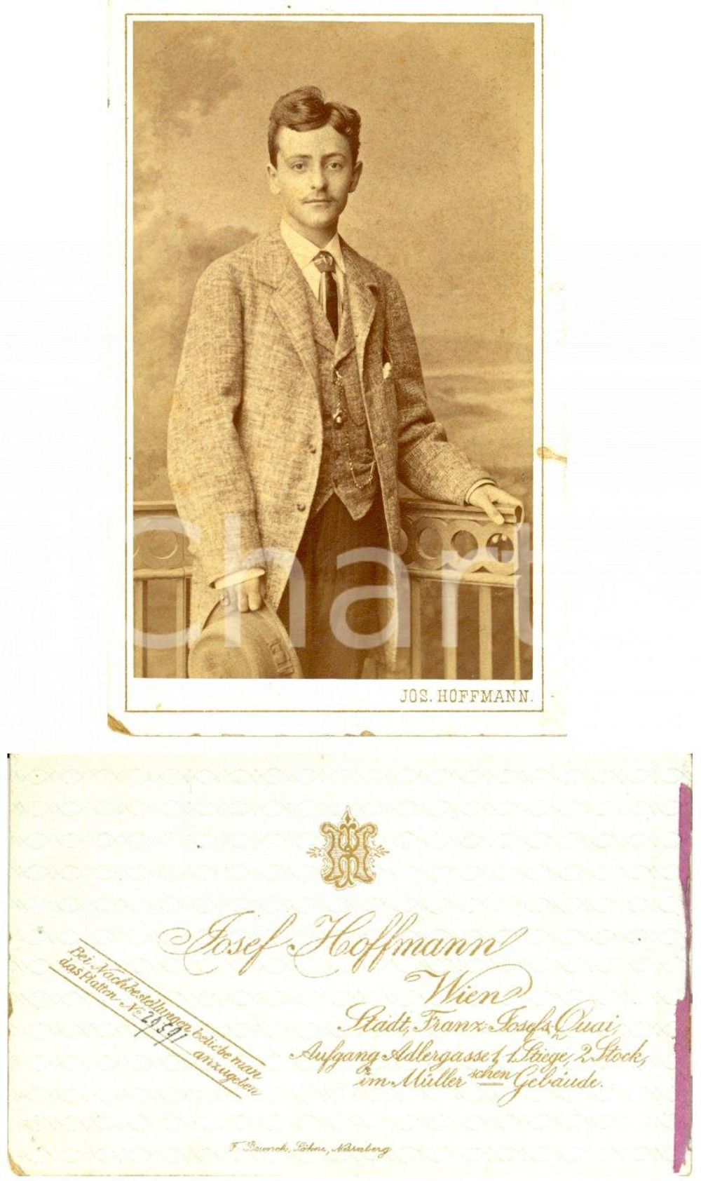 Fotografia d epoca originale 1900 ca WIEN A Giovane uomo con panciotto e cappello Foto JOSEF HOFFMANN 1