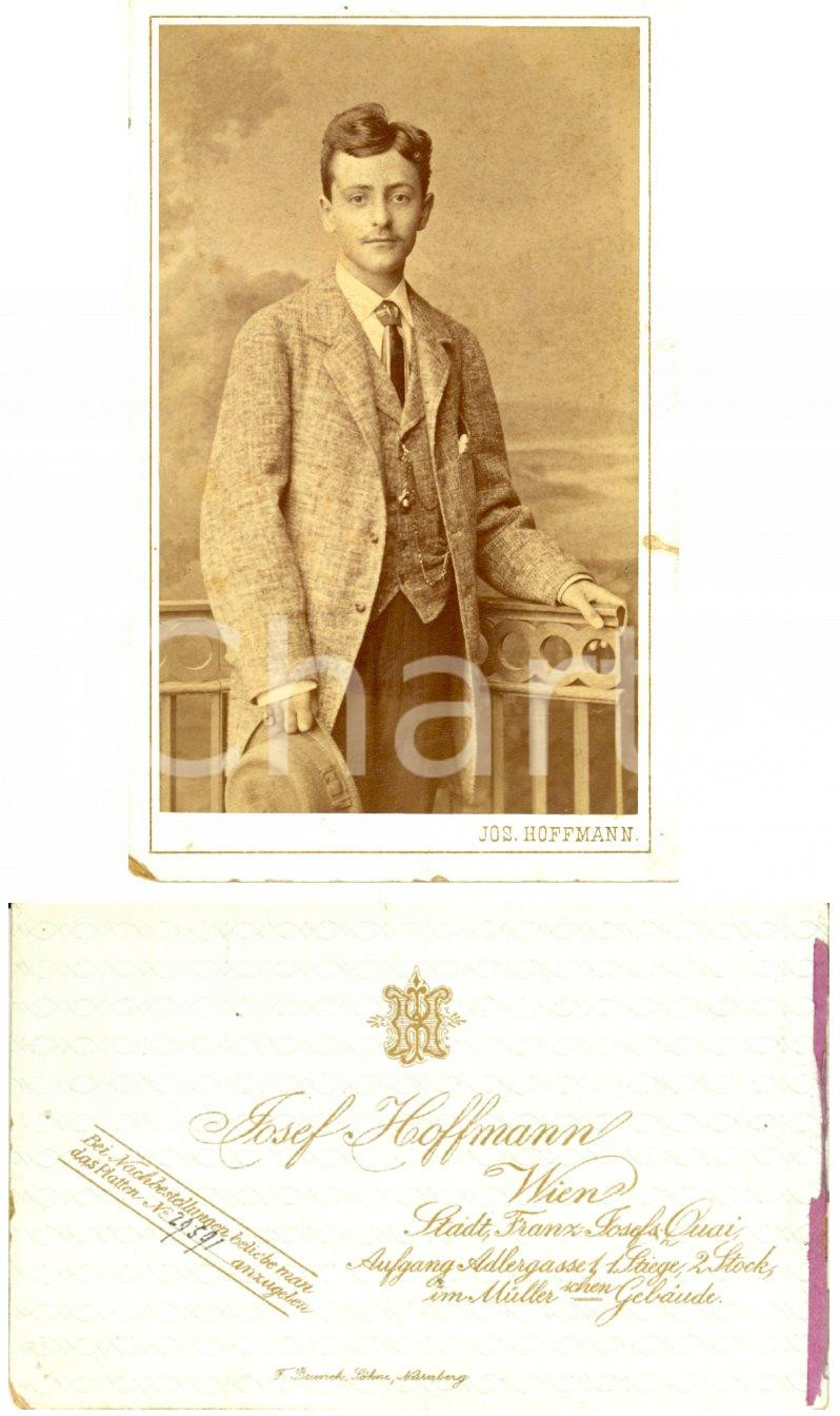 Fotografia d epoca originale 1900 ca WIEN A Giovane uomo con panciotto e cappello Foto JOSEF HOFFMANN 1