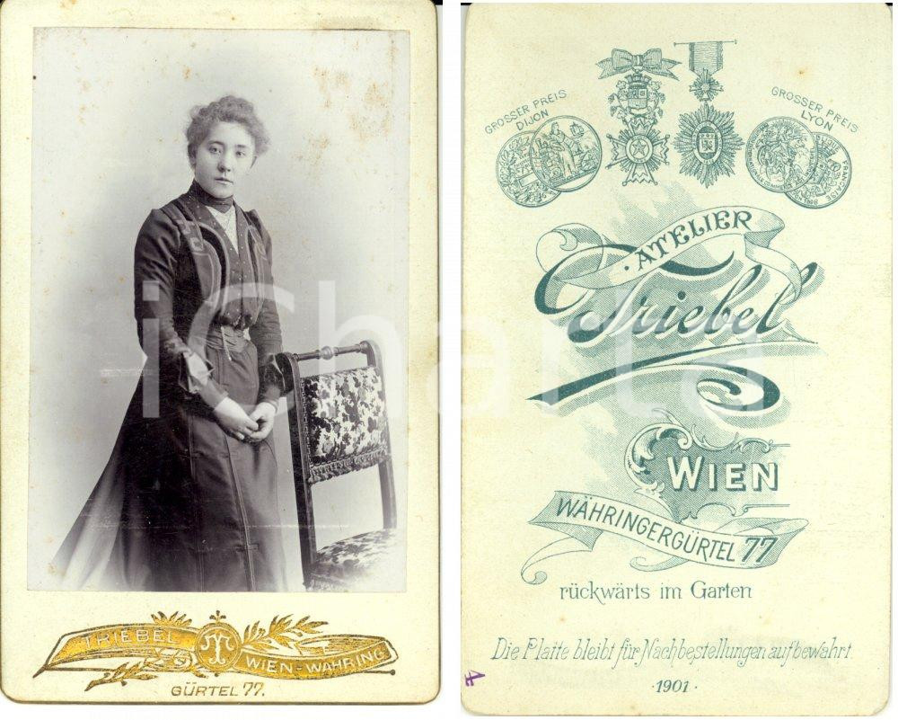 Fotografia d epoca originale 1901 WIEN AUSTRIA Ritratto di giovane donna in abito scuro Foto TRIEBEL 1