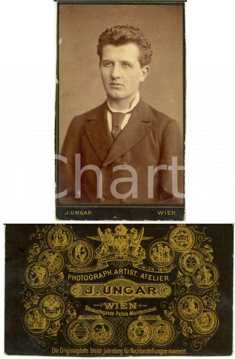 Fotografia d epoca originale 1890 ca WIEN Ritratto di giovane uomo in abiti borghesi Foto J. UNGAR 1