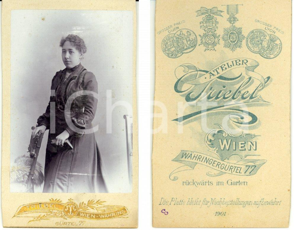 Fotografia d epoca originale 1901 WIEN A Giovane donna in abito scuro con un libro Foto TRIEBEL 1