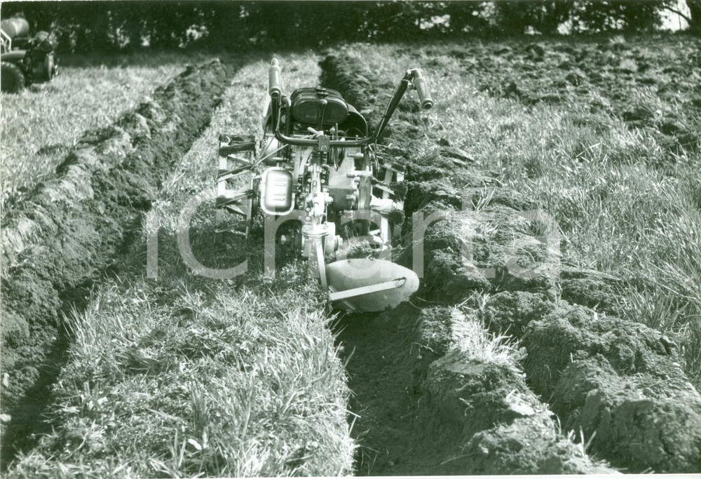 Fotografia d epoca originale 1965 ca LECCO Motozappa MOTO GUZZI G2 con aratro al traino Fotografia 1