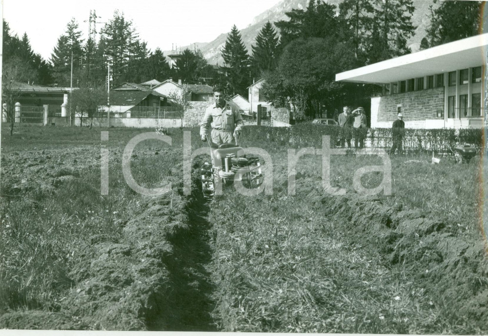 Fotografia d epoca originale 1965 ca LECCO Motozappa MOTO GUZZI G2 con aratro al traino Fotografia ANIMATA 1
