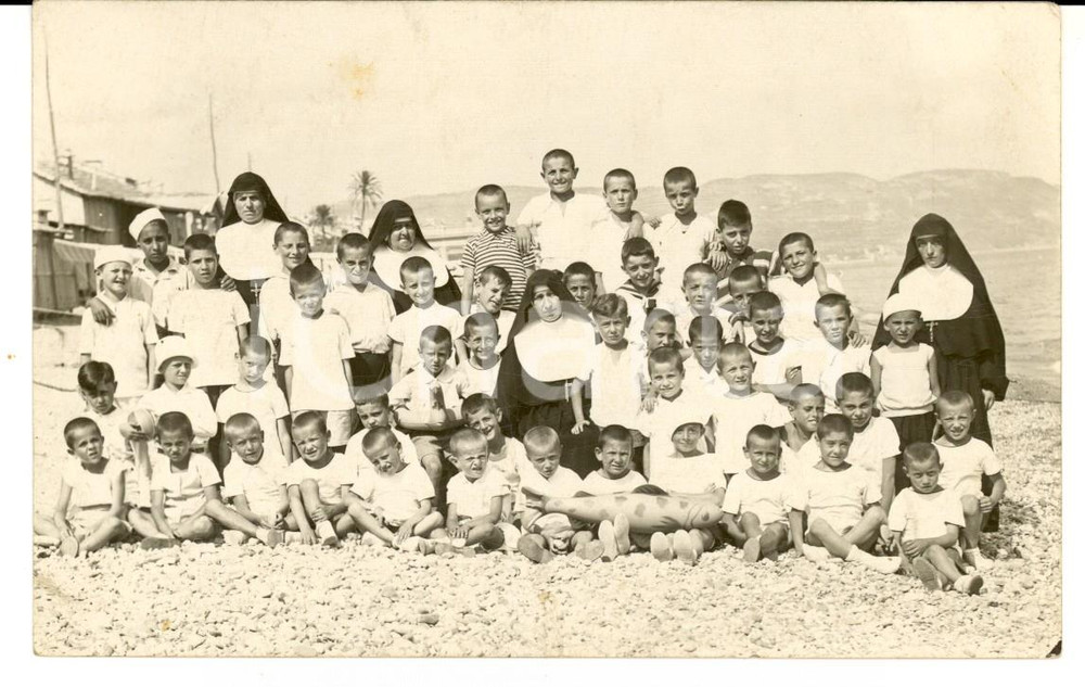 Fotografia d epoca originale 1930 ca AREA LIGURE Suore con i bambini di una colonia marina Foto VINTAGE 1