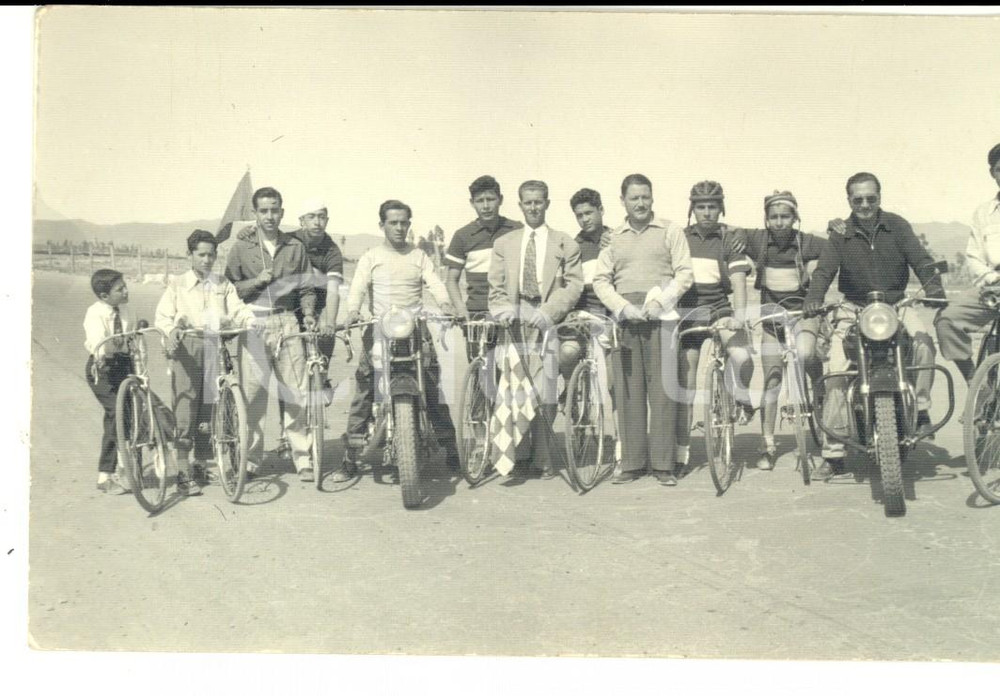 Fotografia d epoca originale 1960 ca BOLIVIA CICLISMO GIOVANILE Squadra pronta alla partenza Fotografia FP 1