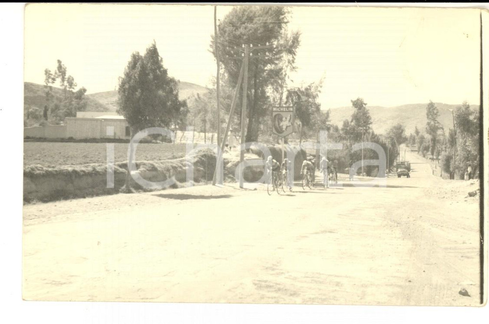 Fotografia d epoca originale 1960 ca BOLIVIA CICLISMO GIOVANILE  Atleti durante la gara Fotografia FP 1