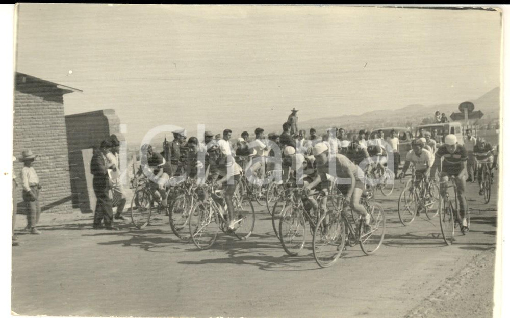 Fotografia d epoca originale 1960 ca BOLIVIA CICLISMO GIOVANILE  Atleti alla partenza Fotografia FP 1